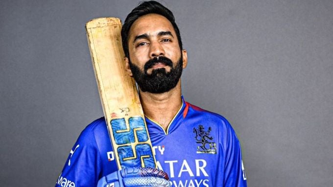 <strong>દિનેશ કાર્તિક (Dinesh Karthik)</strong><br>દિનેશ કાર્તિકે વર્ષ 2007માં પોતાની બાળપણની મિત્ર નિકિતા વંજારા સાથે લગ્ન કર્યા હતા. તેમના લગ્નને હજી માંડ 5 વર્ષ થયા હશે, ત્યારે સમાચાર આવ્યા કે નિકિતનું અન્ય ક્રિકેટર મુરલી વિજય સાથે અફેર ચાલી રહ્યું છે. આ કારણે કાર્તિક અને નિકિતા 2012માં અલગ થઇ હયા. નિકિતા તરફથી વિશ્વાસઘાત મળ્યા બાદ દિનેશ કાર્તિક હતાશામાં ગરકાવ થઇ ગયો હતો અને ભારતીય ટીમમાંથી પણ પડતા મૂકાયો હતો. નિકિતા હાલ મુરલી વિજય સાથે છે. તો બીજી બાજુ દિનેશ કાર્તિકે ઓગસ્ટ 2015માં ભારતીય સ્કવાશ પ્લેયર દીપિકા પલ્લીકલ સાથે બીજા લગ્ન કર્યા છે. (Photo: dk00019)