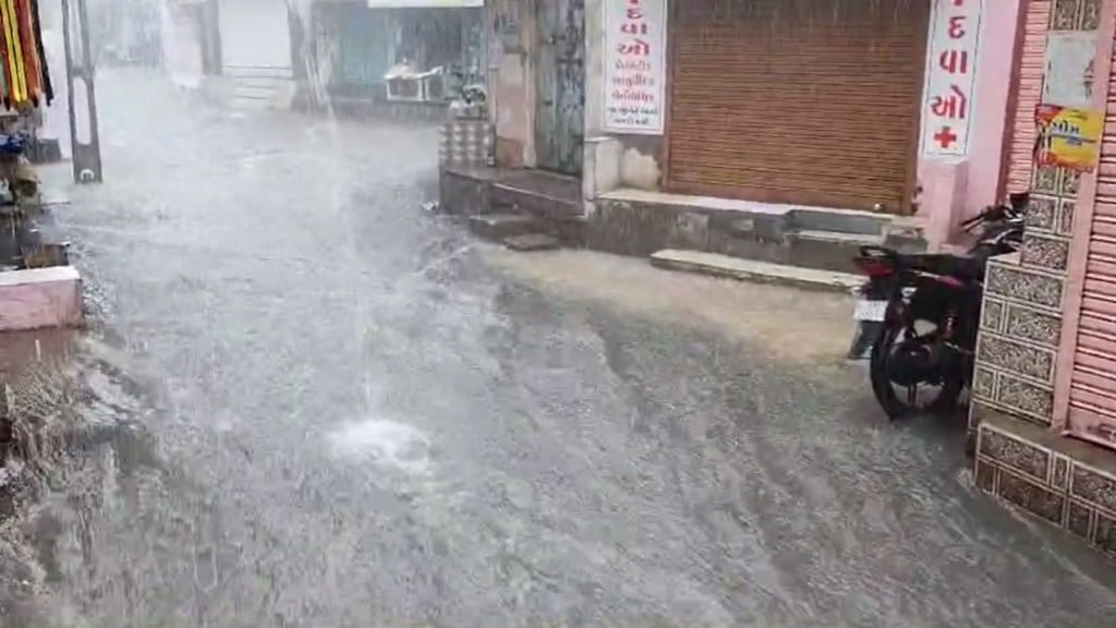 ગુજરાત વેધર : મહેમદાબાદ અને ધોરાજીમાં ધોધમાર વરસાદ, 18 જિલ્લામાં ભારેથી અતિભારે વરસાદની આગાહી ગુજરાત વેધર : મહેમદાબાદ અને ધોરાજીમાં ધોધમાર વરસાદ, 18 જિલ્લામાં ભારેથી અતિભારે વરસાદની આગાહી