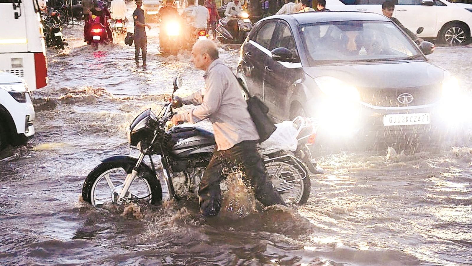 UP Weather Alert: यूपी के लोगों को हीटवेव से राहत म‍िलने के आसार, प्रदेश के  कई ह‍िस्‍सों में बार‍िश का अलर्ट - up weather and heatwave update today  Hailstorms in lucknow ayodhya