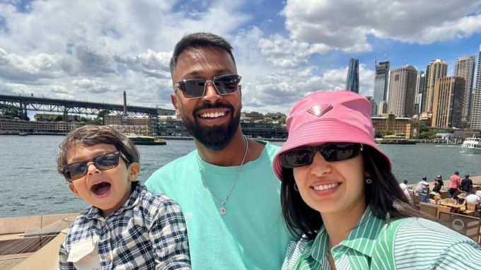 <strong>Hardik Pandya Natasha Stankovic Divorce</strong><br>હાર્દિક પંડ્યા નતાશા સ્ટેનકોવિક ડિવોર્સ લઇ રહ્યા છે. ઈન્સ્ટાગ્રામ પર એક પોસ્ટ શેર કરી હાર્દિક અને નતાશા એ અલગ થવાની ઘોષણા કરી છે. આમ તો ઘણા મહિનાથી બંને વચ્ચે કંઇ પણ ઠીક ન થવાની અટકળો આવતી હતી જો કે આજે બંને સોશિયલ મીડિયા પર અલગ થવાની ઘોષણા કરી છે. ડિવોર્સના સમચારા બાદ હાર્દિક પંડ્યાના ફેન્સને મોટો આઘાત લાગ્યો છે. હાર્દિક અને નતાશાને અગસ્ત્ય નામનો એક પુત્ર પણ છે. (PHoto: @hardikpandya93)