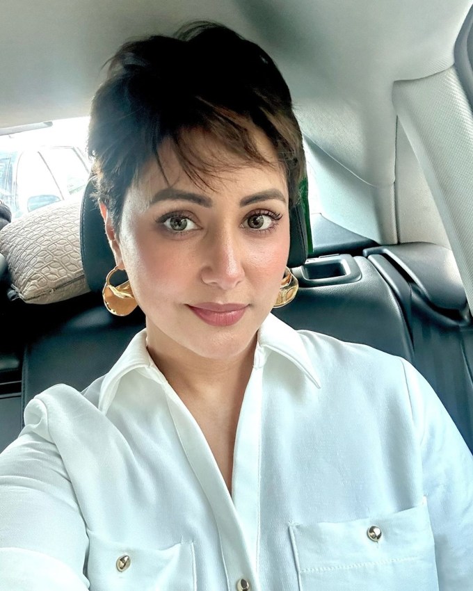 <strong>હીના ખાને પોતાના વાળ જાતે કાપ્યા</strong><br>હીના ખાન કેન્સરની ટ્રિટમેન્ટ માટે કિમોથેરાપી લીધી છે. પ્રથમ કિમોથેરાપી લીધા બાદ હીના ખાને પોતાના લાંબા સુંદર જાતે કાપ્યા નાંખ્યા છે. સામાન્ય રીતે કિમોથેરાપી બાદ દર્દીના શરીર પરના વાળ આપમેળે ખરવા લાગે છે. (Photo: @realhinakhan)