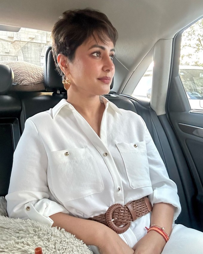 <strong>હીના ખાન માટે ફેન્સ કરી રહ્યા છે પ્રાર્થના</strong><br>હીના ખાન ટીવી સિરિયલનો જાણીતો ચહેરો છે. કેન્સરની બીમારી વિશે જાણકારી આપતા હીના ખાનના ફેન્સ ચિંતિત છે. હીના ખાને બિગ બોસ 11 સિઝનમાં ભાગ લીધો હતો. આ રિયાલિટી શોમાં હીના ખાને પોતાના વાળને બહુ પ્રેમ કરે છે તે સ્પષ્ટપણે દેખાતુ હતુ. (Photo: @realhinakhan)