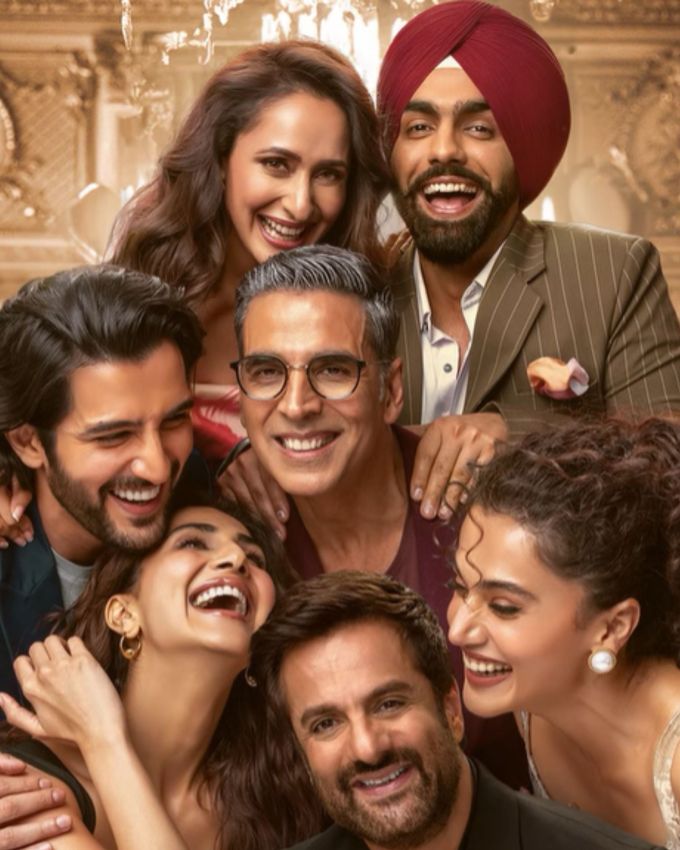 ખેલ ખેલ મેં ના થિયેટ્રિકલ ટ્રેલરને સેન્ટ્રલ બોર્ડ ઑફ ફિલ્મ સર્ટિફિકેશન દ્વારા U/A પ્રમાણિત કરવામાં આવ્યું છે, જેમાં રન ટાઈમ 3 મિનિટ 8 સેકન્ડ છે. તે એક મનોરંજક ટ્રેલર છે, જે આ કોમિક કેપરની પાગલ દુનિયાની સમજ આપે છે. તે ગૅગ્સથી ભરેલું છે અને દર્શકો માટે આ ફિલ્મના મુખ્ય પ્લોટને પ્રથમ વખત ઉજાગર કરે છે.