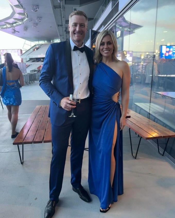 <strong>માર્ટિન ગુપ્ટિલ અને લૌરા મેકગોલ્ડ્રિક (Martin Guptill Wife Laura McGoldrick)</strong><br>ન્યૂઝીલેન્ડના પૂર્વ ક્રિકેટર માર્ટિન ગુપ્ટિલની વાત કરીએ તો તેની સ્પોર્ટ્સ એન્કર અને પત્રકાર લૌરા મેકગોલ્ડ્રિક સાથે પ્રથમ મુલાકાત ધ ક્રિકેટ શો પર થઇ હતી. ત્યાર પછી લૌરા મેકગોલ્ડ્રિકે તેનો ઇન્ટરવ્યુ લીધો. આ પછી બંને વચ્ચે મિત્રતા થઈ ગઈ જે થોડા જ દિવસોમાં પ્રેમમાં બદલાઈ ગઈ. માર્ટિન ગુપ્ટિલ અને લૌરા મેકગોલ્ડ્રિકે સપ્ટેમ્બર 2014માં ઓકલેન્ડમાં લગ્ન કર્યા હતા. લૌરા મેકગોલ્ડ્રિકે 2019માં નેપિયરમાં બાંગ્લાદેશ સામેની વનડે મેચ બાદ માર્ટિન ગુપ્ટિલનો ઇન્ટરવ્યુ લીધો હતો. માર્ટિન ગુપ્ટિલે તે મેચમાં અણનમ સદી ફટકારી હતી અને તેને પ્લેયર ઓફ ધ મેચ જાહેર કરવામાં આવ્યો હતો. તે મેચમાં માર્ટિન ગુપ્ટિલની સદી ગેમ ચેન્જર સાબિત થઈ હતી. માર્ટિન ગુપ્ટિલ અને લૌરા મેકગોલ્ડ્રિક બે બાળકો હાર્લી અને થિયોડોરના માતા-પિતા છે. (Image: Laura McGoldrick Instagram)