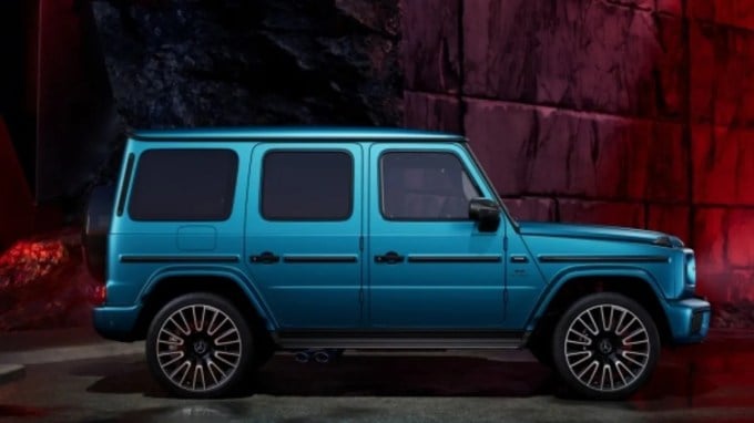 <strong>મર્સિડિઝ-બેન્ઝ જી63 એએમજી (Mercedez-Benz G63 AMG)</strong><br>રેન્જ રોવર્સની જેમ કોઇ પણ લક્ઝુરિયસ કાર ક્લેક્શન જી વેગન વગર અધુરું રહે છે અને આ યુવા દંપતી મર્સિડીઝ-બેન્ઝ જી 63 એએમજી ધરાવે છે, જે 4.0-લિટર વી8 દ્વારા સંચાલિત છે જે 577 બીએચપી અને 850 એનએમ ટોર્ક જનરેટ કરે છે, તેની કિંમત 4 કરોડ રૂપિયા એક્સ-શોરૂમ છે. (Image: Social Media)