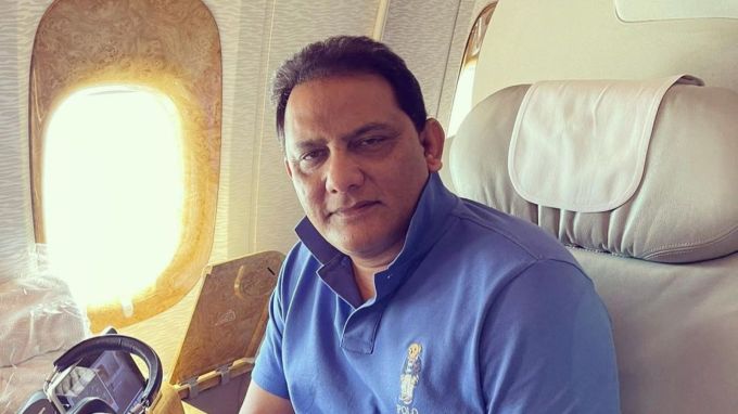 <strong>મોહમ્મદ અઝરુદ્દીન (Mohammad Azharuddin Divorce)</strong><br>મોહમ્મદ અઝરુદ્દીન એ નૌરીન સાથે 1987માં અરેન્જ મેરેજ કર્યા હતા. પરિણીત હોવા છતાં મોહમ્મદ અઝરુદ્દીન બોલીવુડ એક્ટ્રેસ સંગીતા બિજલાની સાથે પ્રેમમાં પડ્યા હતા. તે સમયે મોહમ્મદ અઝરુદ્દીન બે પુત્રના પિતા હતા. સંગીતા બિજલાની સાથે લગ્ન કરવા માટે મોહમ્મદ અઝરુદ્દીને નૌરીનને 1996માં તલાક આપ્યા હતા. જો કે સંગીતા બિજલાની સાથે પણ લગ્નજીવન લાંબુ ચાલ્યુ નહીં અને વર્ષ 2010માં બંને અલગ થઇ ગયા. ત્યારબાદ વર્ષ 2017માં મોહમ્મદ અઝરુદ્દીન એ શૈનન મૈરી (Shannon Marie) સાથે ત્રીજા લગ્ન કર્યા છે. (Photo: @azharflicks)
