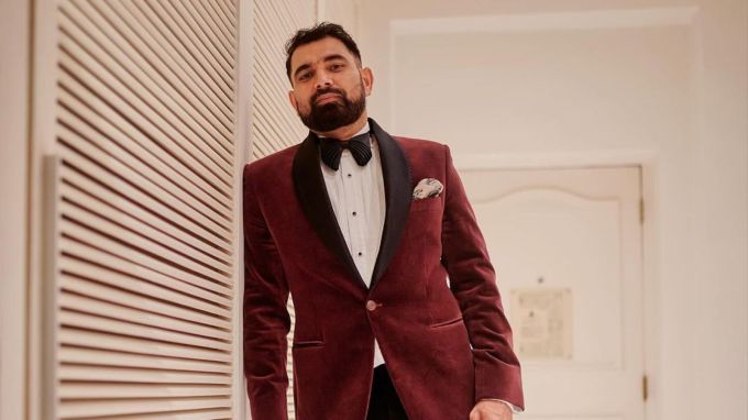 <strong>મોહમ્મદ શમી (Mohammed Shami)</strong><br>ભારતીય ક્રિકેટ ટીમના સ્પીડ બોલર મોહમ્મદ શમીના લગ્નજીવનમાં પણ ભયંકર આંધી આવી હતી. વર્ષ 2018માં હસીન જહાં એ મોહમ્મદ શમી પર દુર્વ્યવહાર અને ઉત્પીડનનો આરોપ મૂક્યો હતો. આના પ્રત્યુત્તરમાં મોહમ્મદ શમી કહ્યુ કે, તમામ આક્ષેપ ફગાવી દીધા હતા અને તેમની છબીને ખરાબ કરવાનો પ્રયાસ થઇ રહ્યો છે. મોહમ્મદ શમી અને હસીન જહાં 2018થી અલગ રહે છે અને તેમની વચ્ચે કાદયાકીય કાર્યવાહી ચાલી રહી છે. મોહમ્મદ શમી અને હસીન જહાં ને એક દીકરી પણ છે. હસીન જહાં એ મોહમ્મદ શમી પર મેચ ફિક્સિંગનો આરોપ લગાવ્યો હતો, પરંતુ બીસીસીઆઈ દ્વારા રચાયેલી તપાસ સમિતિએ શમીને ક્લિન ચિટ આપી હતી. (Photo: @mdshami.11)