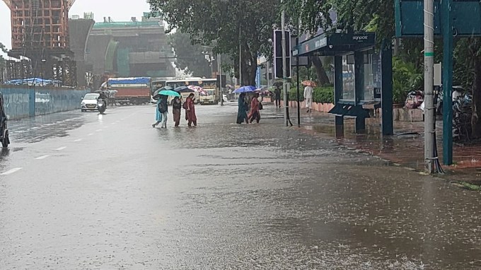 Pune Heavy Rain : મહારાષ્ટ્રના પુણે શહેરમાં ભારે વરસાદને કારણે ઘણું નુકસાન થયું છે. પુણે અને કોલ્હાપુરના ઘણા વિસ્તારોમાં પાણી ભરાઈ ગયા છે અને લોકોને મુશ્કેલીનો સામનો કરવો પડી રહ્યો છે. પિંપરી-ચિંચવડ, પુણેમાં ઘણા રહેણાંક એપાર્ટમેન્ટમાં પાણી ભરાઈ ગયા છે. પાણી ભરાવાને કારણે વીજળી પડવાથી ત્રણ લોકોના મોત પણ થયા છે. જમીનનો એક ભાગ ધરાશાયી થવાથી એક વ્યક્તિનું મોત પણ થયું છે. શાળાઓમાં રજા જાહેર કરવામાં આવી છે અને વહીવટીતંત્ર પરિસ્થિતિને કાબૂમાં લેવા માટે અલગ અલગ યોજનાઓ બનાવી રહ્યું છે.