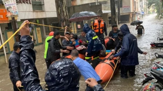 મુશળધાર વરસાદ વચ્ચે, ફાયર બ્રિગેડે ઢોળાવ અને નીચાણવાળા વિસ્તારોમાં ઘરો અને ઇમારતોમાં ફસાયેલા અને ફસાયેલા લગભગ 160 લોકોને બચાવ્યા અથવા બહાર કાઢ્યા. હાલમાં 200 થી વધુ ફાયર ફાઇટર અને ફાયર બ્રિગેડના અધિકારીઓ શહેરના વિવિધ વિસ્તારોમાં તૈનાત છે. NDRFની બે ટીમો પુણેના સિંહગઢ રોડ વિસ્તારમાં એકતા નગરી માટે રવાના કરવામાં આવી છે જ્યાં પાણી ભરાઈ જવાની વચ્ચે સંખ્યાબંધ લોકો ઘરોમાં ફસાયેલા છે.