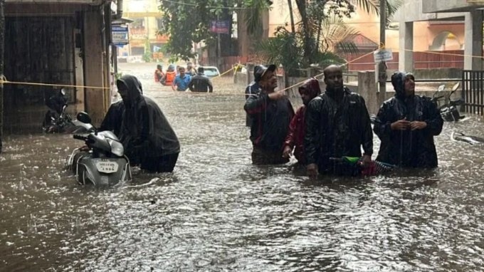 પુણે ફાયર બ્રિગેડના અધિકારીઓએ જણાવ્યું હતું કે, 160 લોકોને બચાવી લેવાયા, 200 ફાયર ફાઈટર હજુ પણ તૈનાત છે. તેઓએ ઢોળાવ પર અને નીચાણવાળા વિસ્તારોમાં મકાનો અને ઇમારતોમાં ફસાયેલા લગભગ 160 લોકોને બચાવ્યા અથવા બહાર કાઢ્યા. 200 થી વધુ ફાયર ફાઈટર અને ફાયર બ્રિગેડના અધિકારીઓ હાલમાં શહેરના વિવિધ વિસ્તારોમાં તૈનાત છે. ફાયર બ્રિગેડે મધરાતથી અત્યાર સુધીમાં 16 ઘટનાઓનો જવાબ આપ્યો છે જેમાં ઘરો, રહેણાંક અને કોમર્શિયલ બિલ્ડીંગોમાં પાણી ઘૂસી ગયા છે.