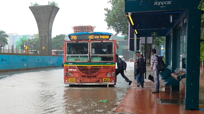 અત્યાર સુધીમાં 4 લોકોના મોત, ઘરોમાં પાણી ભરાયા - આ ચોમાસાનો વરસાદ પુણે શહેર માટે એટલો સમસ્યારૂપ બન્યો છે કે અત્યાર સુધીમાં 4 લોકોના મોત થયા છે. શહેરમાં મુથા નદીના પટમાંથી ખાણીપીણીની દુકાન હટાવવા દરમિયાન વીજ કરંટ લાગવાથી ત્રણ લોકોના મોત થયાનો કિસ્સો પણ પ્રકાશમાં આવ્યો છે. પ્રશાસને ભારે વરસાદને કારણે લોકોને ઘરની બહાર ન નીકળવાની અપીલ કરી છે.