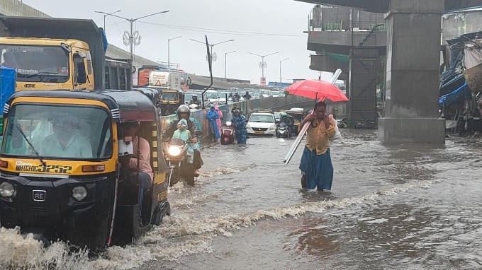 પુણે-કોલાડ રોડ પર તામ્હિની ઘાટ વિભાગમાં એક વ્યક્તિનું મૃત્યુ થયું હતું જ્યાં જમીનનો એક ભાગ તૂટી પડ્યો હતો અને વ્યક્તિ પોતાની જાતને કાબૂમાં રાખી શક્યો નહોતો. મુંબઈ રાયગઢમાં રેડ એલર્ટ જારી કરવામાં આવ્યું છે. પુણેના પાલઘરમાં પણ રેડ એલર્ટ જારી કરવામાં આવ્યું છે.