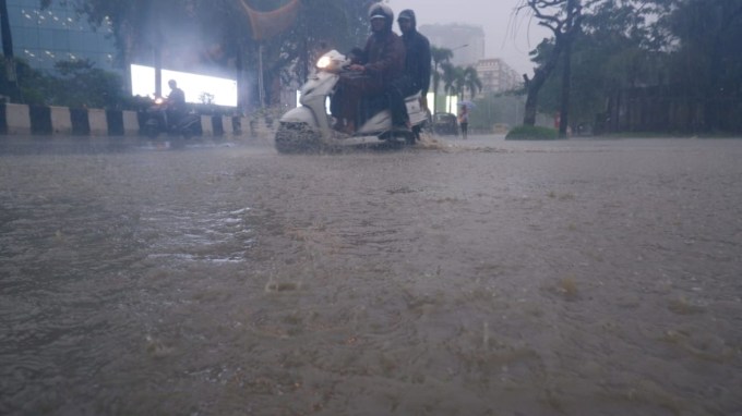 કલેક્ટરે કહ્યું કે, પુણે શહેરના ઘણા વિસ્તારોમાં વીજળી નથી અને લોકોને ઘણી સમસ્યાઓનો સામનો કરવો પડી રહ્યો છે. જિલ્લા કલેક્ટર સુહાસ દિવસે પુણે શહેરની શાળાઓમાં રજા જાહેર કરી છે. કલેકટરે જણાવ્યું હતું કે, ઘણા વિસ્તારોમાં પાણી ભરાવાના કારણે લોકોને ભારે મુશ્કેલીનો સામનો કરવો પડી રહ્યો છે. મુંબઈમાં ભારે અને સતત વરસાદને કારણે બાંદ્રા કુર્લા કોમ્પ્લેક્સ પાસે ભારે ટ્રાફિક જામ છે. હવામાન વિભાગે આગાહી કરી છે કે મહારાષ્ટ્રના ઘણા શહેરોમાં વરસાદની આ સ્થિતિ ચાલુ રહી શકે છે, જોકે પરિસ્થિતિને કાબૂમાં લેવા માટે તમામ યોજનાઓ પર કામ ચાલી રહ્યું છે.