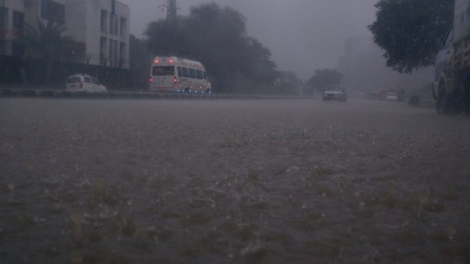 વરસાદ સંબંધિત ઘટનાઓમાં અત્યાર સુધીમાં ચારના મોત નોંધાયા છે. આજે વહેલી સવારે ડેક્કન જીમખાના વિસ્તારમાં પુલાચી વાડીમાં ભારે વરસાદ દરમિયાન પાણીમાં વીજ કરંટ લાગવાથી ત્રણ લોકોના મોત થયા હતા. દરમિયાન, માવલ તહસીલના અદારવાડી ગામમાં ભૂસ્ખલનમાં એક વ્યક્તિનું મૃત્યુ થયું હતું અને અન્ય એક ઘાયલ થયો હતો, કારણ કે એક ભારે ખડક સરકીને રસ્તા પર નીચે આવી ગયો હતો. મૃતક રેસ્ટોરન્ટનો કર્મચારી છે.