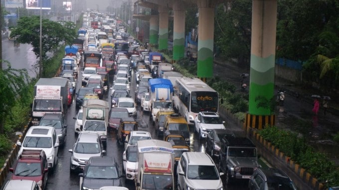 ટ્રાફિક અને રસ્તા બંધ કરવાના અપડેટ્સ વિશે વાત કરીએ તો, ડીસીપી પવારે જણાવ્યું હતું કે વૈકલ્પિક માર્ગો ચિહ્નિત કરવામાં આવ્યા છે અને સ્થાનિક ટ્રાફિક એકમોના સ્ટાફને તૈનાત કરવામાં આવ્યા છે. શાંતિનગર બ્રિજ અને માંજરી નવો બ્રિજ વાહન વ્યવહાર માટે બંધ કરી દેવામાં આવ્યો છે. તે દરમિયાન, પુણે મ્યુનિસિપલ કોર્પોરેશનની ટીમોએ ડ્રેનેજ ચેનલો સાફ કરીને પાણીનો ભરાવો ઉકેલ્યા પછી સંચેતી અંડરપાસ ટ્રાફિક માટે ખુલ્લો મૂકવામાં આવ્યો છે.