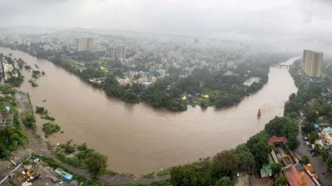 પુણે એરપોર્ટના ડિરેક્ટરે કહ્યું, 'બધી ફ્લાઈટ અને આગમન સમયપત્રક મુજબ થઈ રહ્યા છે' અવિરત વરસાદ વચ્ચે, પુણે એરપોર્ટના ડિરેક્ટર સંતોષ ધોકે, ધ ઈન્ડિયન એક્સપ્રેસ સાથે વાત કરતા, ખાતરી આપી છે કે, પુણે એરપોર્ટ પર ફ્લાઈટ કામગીરી પર હવામાનની કોઈ પ્રતિકૂળ અસર થઈ નથી. "તમામ પ્રસ્થાન અને આગમન સમયપત્રક મુજબ થઈ રહ્યા છે. અત્યાર સુધી, પુણે એરપોર્ટ પર હવામાનની કોઈ પ્રતિકૂળ અસર જોવા મળી નથી."