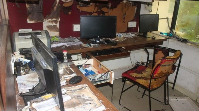 Vadodara AC Blast : વડોદરાના ઓપી રોડ પર આવેલી એક ખાનગી ઓફિસમાં સોમવારે સવારે એક વીમાની ઓફિસમાં અચાનક આગ લાગવાની ઘટના સર્જાઈ હતી, આ દુર્ઘટનામાં છ લોકો ઘાયલ થયા હતા. જેમાં બેની હાલત ગંભીર હોવાનું જણાવવામાં આવી રહ્યું છે.