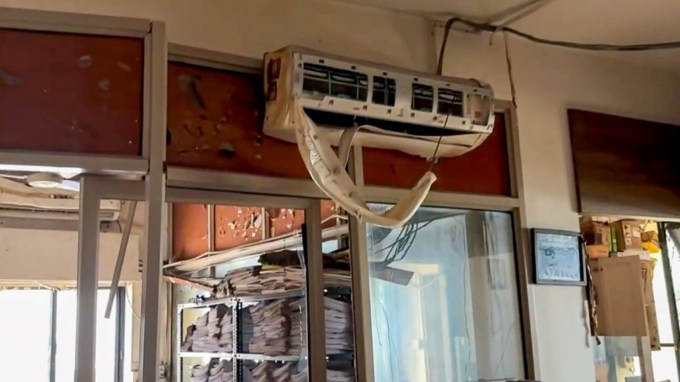 પોલીસે જણાવ્યું છે કે, છ ઇજાગ્રસ્તોમાંથી બેની હાલત ગંભીર છે કારણ કે તેઓને દાઝી ગયેલી ઇજાઓ સાથે કાચના ટુકડા પણ વાગ્યા છે અને હાલમાં તેઓ ખાનગી હોસ્પિટલના ICUમાં દાખલ છે.