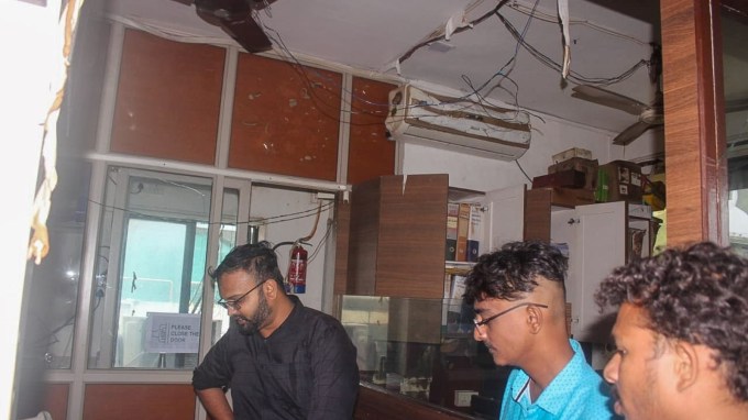 પોલીસના જણાવ્યા અનુસાર, આ ઘટના સવારે 11 વાગ્યાની આસપાસ બની હતી, આ સમયે કોમર્શિયલ કોમ્પ્લેક્સના ત્રીજા માળે આવેલી શ્રીરામ જનરલ ઈન્સ્યોરન્સ કંપનીની ઓફિસમાં ઓછામાં ઓછા છ કર્મચારીઓ હાજર હતા. તમામ ઈજાગ્રસ્ત થયા છે.