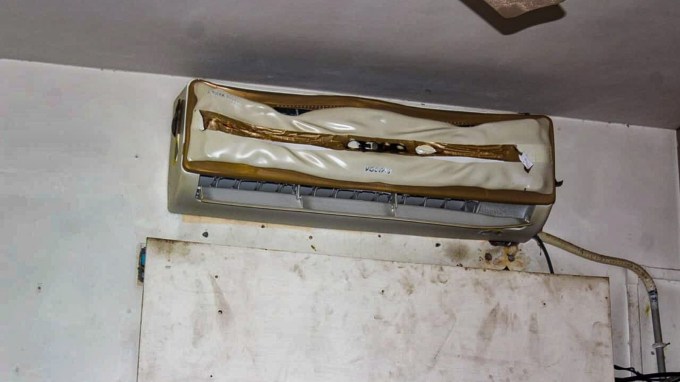 ફાયર ઓફિસર અમિત ચૌધરીએ ધ ઈન્ડિયન એક્સપ્રેસને જણાવ્યું હતું કે, તેમને મળેલા કોલ પરથી એવું સૂચન કરવામાં આવ્યું હતું કે, એર કન્ડીશનીંગ યુનિટ (એસી) માં વિસ્ફોટને કારણે આગ લાગી હતી, પરંતુ પ્રારંભિક તપાસમાં વિસ્ફોટના હાલ કોઈ સંકેત મળ્યા નથી.