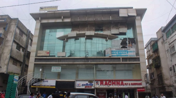 સાક્ષીઓના જણાવ્યા અનુસાર, એર કન્ડીશનીંગ ઇન્ડોર યુનિટમાં વિસ્ફોટ થયો હતો, અને આગ ઝડપથી સમગ્ર કોમ્પેક્ટ ઓફિસમાં ફેલાઈ ગઈ. વિસ્ફોટ એટલો જબરદસ્ત હતો કે, કાચના પાર્ટિશન અને બારીના ફલક પણ તૂટી ગયા હતા. એટલું જ નહીં કાચના ટુકડા બાજુમાં શેરીમાં જઈ પડ્યા હતા.