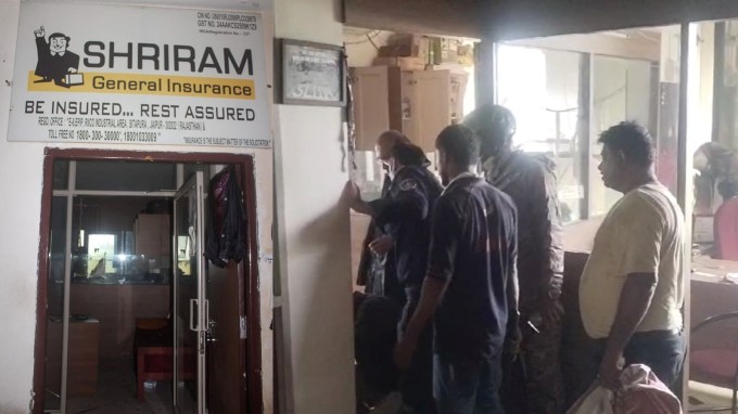 તો ફાયર અધિકારીઓએ જણાવ્યું હતું કે, આગમાં કોઈ જાનહાનિ થઈ નથી, પરંતુ દુકાનમાં રાખેલ સામાનને નુકસાન થયું છે. આ આગના કારણો પણ હજુ સુધી જાણી શકાયા નથી.