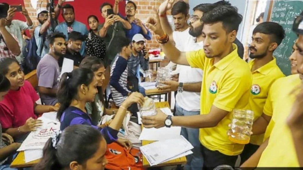 ગુજરાત : વડોદરા MS યુનિવર્સિટીમાં વિદ્યાર્થીઓ પાસેથી વિદ્યાર્થી સંઘ કેમ એક-એક રૂપિયો વસૂલ કરે છે? FIR એક મોટું કારણ