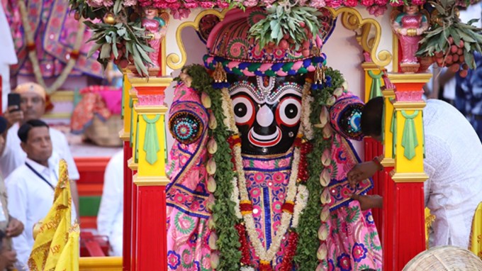 <strong>Ahmedabad Rath Yatra 2024:</strong> અમદાવાદ રથયાત્રા 2024 રુટ પર પોલીસની બાજ નજર છે. અમદાવાદ રથયાત્રા ભગવાન જગન્નાથ મંદિર ખાતેથી પ્રતિ વર્ષે અષાઢી બીજે નીકળે છે. અમદાવાદ રથયાત્રા 2024 માટે નીજ મંદિર ટ્રસ્ટ, વહીવટી અને પોલીસ તંત્ર દ્વારા સઘન આયોજન કરાયું છે. અમદાવાદ રથયાત્રા રુટ અંદાજે 16 કિલોમીટર જેટલો છે. જમાલપુર સ્થિત જગન્નાથ મંદિરથી નીકળતી રથયાત્રા સરસપુર, કાલુપુર, શાહપુર થઇ નીજ મંદિરે પરત ફરે છે. રથયાત્રા માટે પોલીસ દ્વારા ચુસ્ત બંદોબસ્ત ગોઠવાયો છે. 1400 સીસીટીવી કેમેરા, 20 ડ્રોન સાથે પોલીસની બાજ નજર હશે. અમદાવાદ રથયાત્રા 2024 બંદોબસ્ત માટે 12600 જેટલા પોલીસ જવાનો ખડે પગે રહેશે.