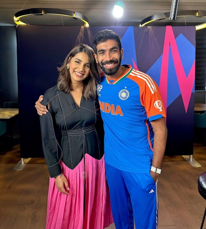 <strong>જસપ્રિત બુમરાહ અને સંજના ગણેશન (Jasprit Bumrah Wife Sanjana Ganesan)</strong><br>ટી20 વર્લ્ડ કપ 2024માં ભારત વિરુદ્ધ પાકિસ્તાન મેચ પછી અને ત્યારબાદ ભારત વિરુદ્ધ દક્ષિણ આફ્રિકાની ફાઇનલ પછી જસપ્રિત બુમરાહનો ઇન્ટરવ્યુ લેતા સંજના ગણેશનનો વીડિયો ઇન્ટરનેટ પર વાયરલ થયો છે. આ વીડિયો પર કમેન્ટ કરતા ક્રિકેટ અને બિન-ક્રિકેટ યુઝર્સ સંજના અને બુમરાહને કપલ ગોલ (એક એવી જોડી જે પર્સનલ અને પ્રોફેશન વચ્ચે સંતુલન જાળવવામાં સફળ રહે છે) તરીકે પ્રશંસા કરી રહ્યા છે. જસપ્રીત અને સંજનાની પહેલી મુલાકાત આઈપીએલ 2013ની સિઝનમાં થઈ હતી. સંજનાએ જસપ્રીતનો ઇન્ટરવ્યૂ લીધો હતો. સંજના અને જસપ્રીતે લાંબા સમય સુધી પોતાના સંબંધોને મીડિયાની નજરથી દૂર રાખ્યા હતા. વર્ષ 2021માં જ્યારે જસપ્રીતને ઈંગ્લેન્ડ સામેની ટેસ્ટ શ્રેણીમાંથી પરત ફરવું પડ્યું હતું ત્યારે આ બંનેના અફેરના સમાચાર પહેલીવાર સામે આવ્યા હતા. બાદમાં બંનેએ સાથે ફોટો શેર કરીને ફેન્સને લગ્નની ખુશખબરી આપી હતી. કહેવાય છે કે જસપ્રીત અને સંજનાએ લગ્ન પહેલા બે વર્ષ સુધી એકબીજાને ડેટ કર્યા હતા. હવે બંનેને એક પુત્ર છે, જેનું નામ અંગદ છે. (Image: sanjana ganesan instagram)