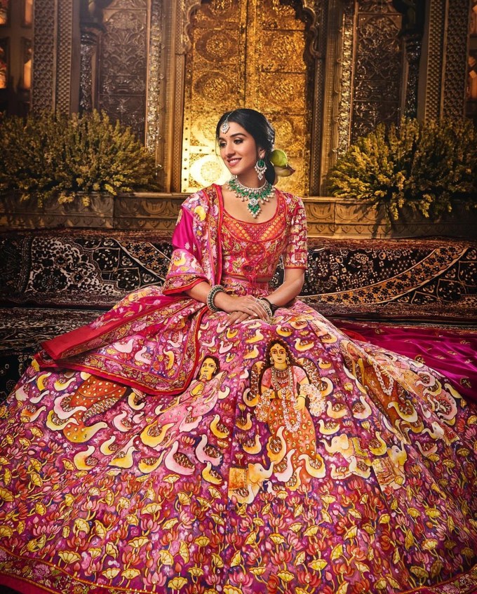 રાધિકા મર્ચન્ટના આ લહેંગાની ખાસ વાત એ હતી કે આ લહેંગા પર ચિત્રની મદદથી ખૂબ જ સુંદર હેન્ડ પેઈન્ટિંગ કરવામાં આવી હતી, જે રાધિકા અને અનંતની લવ સ્ટોરી રજૂ કરતા હતા. રાધિકાનો આ ખાસ લહેંગા આશીર્વાદ સમારોહ માટે તૈયાર કરવામાં આવ્યો હતો. (Photo: @jayasriburman)