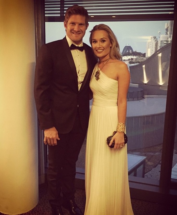 <strong>શેન વોટસન અને લી ફર્લોંગ (Shane Watson Wife Lee Furlong)</strong><br>ઓસ્ટ્રેલિયન ટીમના ઓલરાઉન્ડર શેન વોટસન 2006માં લી ફર્લોંગને પહેલી વખત મળ્યો ત્યારે તે ફોક્સના લોકપ્રિય સ્પોર્ટસ એન્કર તરીકે જાણીતી હતી. ખેલકૂદ પ્રત્યે જુસ્સાએ બંને વચ્ચેની મિત્રતાને પ્રેમમાં ફેરવી દીધી હતી. કહેવાય છે કે તેમની મિત્રતામાં તેમના કેટલાક મિત્રોએ પણ ભૂમિકા ભજવી હતી. શેન વોટસન અને લી ફર્લોંગે થોડા વર્ષો સુધી ડેટિંગ કર્યા બાદ 29 મે, 2010ના રોજ લગ્ન કર્યા હતા. હવે તેમને બે બાળકો છે, જેમનું નામ વિલિયમ અને માટિલ્ડા વિક્ટોરિયા વોટસન છે. (Image: leewatson24)