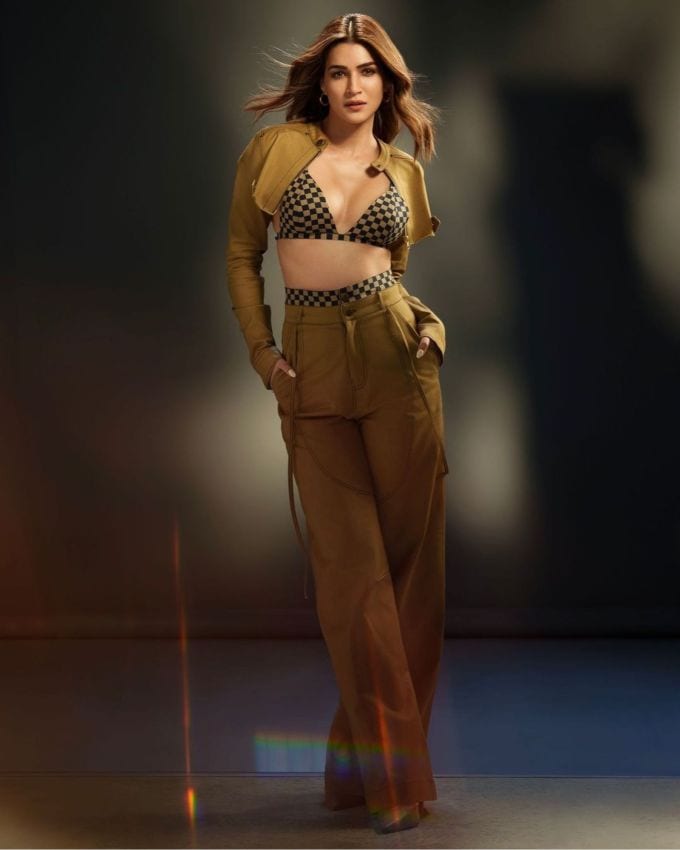 વર્ષની શરૂઆતમાં, કૃતિ તેરી બાતોં મેં ઐસા ઉલ્ઝા જિયામાં જોવા મળી હતી, જેમાં શાહિદ કપૂર, ધર્મેન્દ્ર અને ડિમ્પલ કાપડિયા હતા. તેણે આર્ટિફિશિયલ ઈન્ટેલિજન્સથી બનેલા રોબોટની ભૂમિકા ભજવી હતી, જે માણસની જેમ દેખાય છે અને વર્તન કરે છે. જેના માટે કૃતિના અભિનયની ખૂબ જ પ્રશંસા કરવામાં આવી હતી.