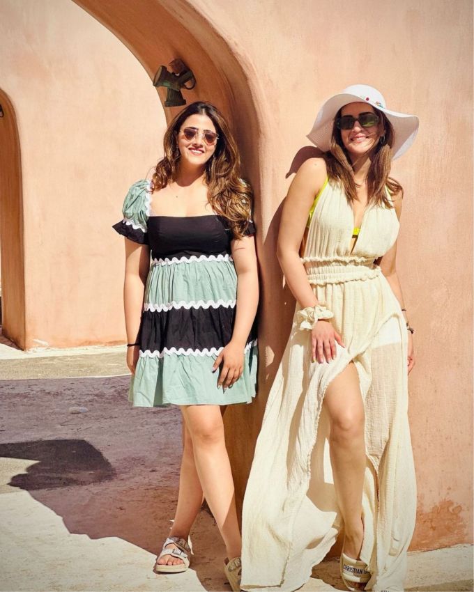 કૃતિ સેનનના વર્ક ફ્રન્ટની વાત કરીયે તો છેલ્લે કરિના કપૂર ખાન અને તબ્બુ સાથે ક્રૂમાં જોવા મળી હતી. આ ફિલ્મમાં દિલજીત દોસાંઝ અને કપિલ શર્મા પણ મુખ્ય ભૂમિકામાં હતા. કૃતિએ ફ્લાઇટ એટેન્ડન્ટની ભૂમિકા ભજવી હતી, તેના અભિનય માટે ઘણી પ્રશંસા મેળવી હતી. આ ફિલ્મ એક મોટી હિટ બની હતી.