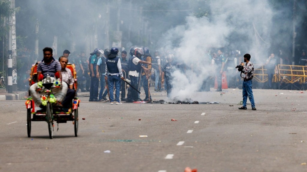 Bangladesh Violence | બાંગ્લાદેશમાં અરાજકતા! સ્થિતિ વણસી જતાં કર્ફ્યુ, હિંસામાં 91 લોકોના મોત