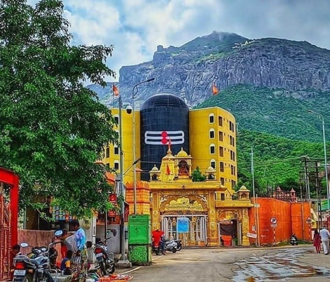 <strong>ભવનાથ મહાદેવ મંદિર (Bhavnath Mahadev Temple)</strong><br>ભવનાથ મહાદેવ મંદિર ગુજરાતના જુનાગઢ જિલ્લામાં ગિરનાર પર્વતની તળેટીમાં આવેલું પ્રસિદ્ધ શિવ મંદિર છે. ભવનાથ મંદિમાં ભગવાન શિવ સ્વયંભૂ પ્રગટ્યા હોવાની માન્યતા છે. ભવનાથ મંદિરમાં બે શિવલિંગ છે - જેમા નાનું શિવલિંગ સ્વયંભૂ છે જ્યારે મોટા શિવલિંગની સ્થાપના અશ્વત્થામાએ કરી હોવાની માન્યતા છે. દ્રોણાચાર્યના પૂત્ર અશ્વત્થામાએ મહાભારતના યુદ્ધમાં જીત મેળવવા આ જગ્યામાં શિવલિંગની સ્થાપના કરી તપશ્વર્યા કરી હતી. પ્રાચીન માન્યતા અનુસાર ગિરનાર પર નવ નાથ, 64 જોગણી, 84 સિદ્ધ અને 52 વીરનાં બેસણાં છે. ગીરનાર પર્વત ચઢાણ કરવાની પહેલા ભવનાથ મંદિરના દર્શન કરવાની પરંપરા છે. ભવનાથ મંદિરમાં દર વર્ષે શિવરાત્રીએ યોજાતી રેવાડી જોવા દૂર દૂર થી મોટી સંખ્યામાં લોકો જુનાગઢ આવે છે. નાગા સાધુઓ, સંતો ભવનાથ મંદિરમા આવેલા મૃગી કુંડમાં સ્નાન કરે છે. ભવનાથ મંદિરના મુખ્ય તહેવારોમાં શિવરાત્રી, લીલી પરિક્રમા, શ્રાવણ માસ મુખ્ય છે. જુનાગઢમાં ભવનાથ મંદિર ઉપરાંત ગિરનાર પર્વત, દામોદર કુંડ, અડીકડી વાવ સહિત ઘણા દર્શનિય અને પ્રવાસન સ્થળો છે. (Photo: Social Media)