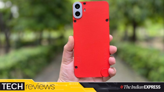 <strong>સીએમએફ ફોન 1 (CMF Phone 1)</strong><br>સીએમએફ ફોન 1 ડિવાઇસ 20000 રૂપિયાથી પણ ઓછી કિંમતમાં ખરીદી શકાય છે. આ કેટેગરીમાં આવતો સૌથી ફાસ્ટ કે બેસ્ટ ફોન ભલે ન હોય, પરંતુ મેટ બેક પેનલ અને મોડ્યુલર ડિઝાઇન તેને ખૂબ જ ખાસ બનાવે છે. આ સીએમએફ હેન્ડસેટમાં ડિમેન્સિટી 7300 ચિપસેટ છે. આ સ્માર્ટફોનમાં 6.67 ઇંચની 120હર્ટ્ઝ એમોલેડ સ્ક્રીન આપવામાં આવી છે. હેન્ડસેટમાં 8 જીબી સુધીની રેમ અને 256 જીબી સુધી ઇનબિલ્ટ સ્ટોરેજનો વિકલ્પ આપવામાં આવ્યો છે.<br>સીએમએફ ફોન 1 માં 5000mAh બેટરી આપવામાં આવી છે જે 33W ફાસ્ટ ચાર્જિંગ સપોર્ટ કરે છે. હેન્ડસેટના 6 જીબી રેમ અને 128 જીબી સ્ટોરેજ વેરિઅન્ટની કિંમત 15999 રૂપિયા છે. હેન્ડસેટમાં એન્ડ્રોઇડ 14 બેઝ્ડ નથિંગ OS 2.5 આપવામાં આવ્યું છે. સ્માર્ટફોનમાં 50 મેગાપિક્સલ પ્રાઇમરી અને 2 મેગાપિક્સલની ડેપ્થ સેન્સર સાથે ડ્યુઅલ રિયર કેમેરા સેટઅપ છે. હેન્ડસેટમાં 16 મેગાપિક્સલનું સેલ્ફી સેન્સર આપવામાં આવ્યું છે. (Image credit: Anuj Bhatia/The Indian Express)