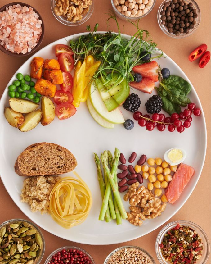 સંતુલિત આહાર જાળવો : ચોમાસામાં હેલ્ધી વાળ માટે સૌથી મહત્વની ટિપ્સ એ છે કે યોગ્ય ડાયટ લેવું. તેમાં બદામ, ડેરી અને ઇંડા ખાવા ઉપરાંત તાજા ફળો અને પાંદડાવાળા શાકભાજી વચ્ચે સંતુલન હોવું જોઈએ. તમારા શરીરને પોષણ મળે તે માટે તમારે પૂરતા પ્રમાણમાં પાણી પણ પીવું જોઈએ. આ તમારા વાળ અને ત્વચાના સ્વાસ્થ્યને હાઇડ્રેટેડ રાખવા પર અસર કરશે.