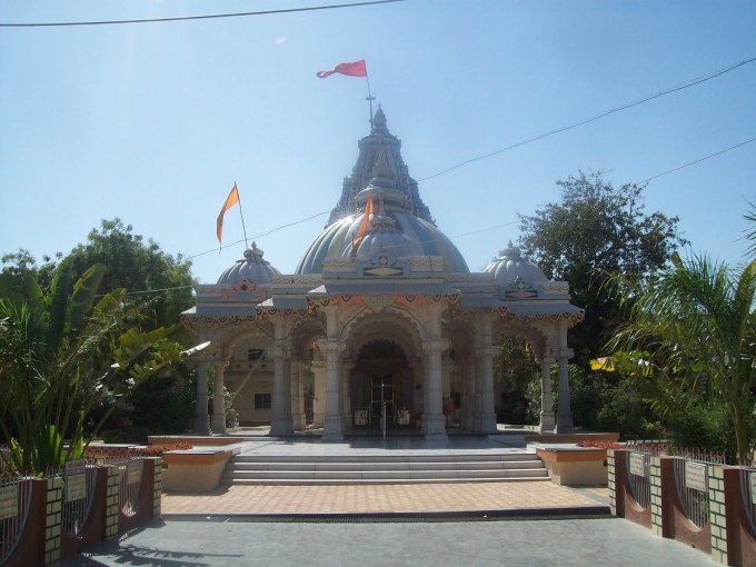 <strong>ઘેલા સોમનાથ મહાદેવ (Ghela Somnath Mahadev Mandir)</strong><br>ઘેલા સોમનાથ મહાદેવ મંદિર ગુજરાતના સૌરાષ્ટ્રના પાંચાળ પ્રદેશનું પ્રસિદ્ધ યાત્રાધામ છે. ઇતિહાસ અનુસાર મુસ્લિમ શાસક ઝફરખાનના હુમલાથી બચાવી સોમનાથ જ્યોતિર્લિંગને પાંચાળ પ્રદેશમાં સ્થાપના કરવામાં આવી હતી. ઘેલા સોમનાથ મંદિર સાથે રાજપુત વીરોના બલીદાન અને મિનલદેવીની ભક્તિની કથા આજે પણ પ્રચલિત છે. શ્રાવણ મહિનામાં અહીં મોટી સંખ્યામાં શિવ ભક્તો દર્શન કરવા આવે છે. (Photo: Social Media)