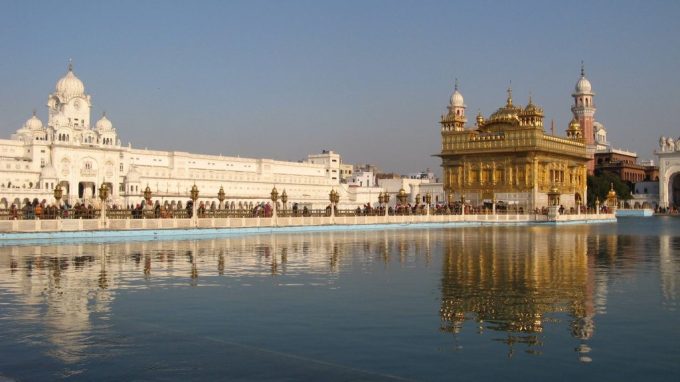 <strong>સુવર્ણ મંદિર (Golden Temple, Amritsar)</strong><br>સુવર્ણ મંદિર, જેને હરમંદિર સાહિબ તરીકે પણ ઓળખવામાં આવે છે, તે અમૃતસરમાં સ્થિત એક પવિત્ર શીખ ગુરુદ્વારા છે. તે શીખ ધર્મનું સૌથી પવિત્ર અને પ્રસિદ્ધ સ્થાન છે, જે સમગ્ર વિશ્વમાંથી લાખો મુલાકાતીઓને આકર્ષે છે. આ મંદિર સફેદ આરસપહાણ અને સોનાથી મઢેલું છે, જેમાં જટિલ ડિઝાઇન અને પેટર્ન છે. મંદિર સંકુલ એક તળાવથી ઘેરાયેલું છે. (Photo: amritsar.nic.in)