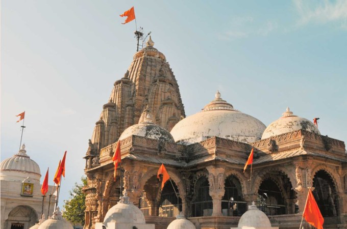 <strong>હાટકેશ્વર મંદિર વડનગર (Hatkeshwar Temple Vadnagar)</strong><br>હાટકેશ્વર મંદિર ગુજરાતના વડનગર જિલ્લામાં આવેલું છે. હાટકેશ્વર ભગવાન નાગર બ્રાહ્મણોના ઇષ્ટ દેવ છે. સ્કન્દ પુરાણના નાગરખંડમાં હાટકેશ્વર લિંગની સ્થાપના વિશે એક કથા છે. બ્રહ્માજીએ દેવી સતીના દેહ સાથે સમસ્ત બ્રહ્માંડમાં હાહાકાર સર્જી રહેલા ભગવાન શંકરના લિંગને પાતાળમાં સોનાથી જડીને સ્થાપના કરી હતી, ત્યારથી તેઓ હાટકેશ્વર ગણાયા. એવી માન્યતા છે કે, હાટકેશ્વર શિવલિંગના દર્શન માત્રથી મોક્ષપ્રાપ્ત થાય છે. ચૈત્રસુદ ચૌદસને હાટકેશ્વર જયંતી તરીકે ઉજવાય છે. (Photo: Gujarat Tourism)