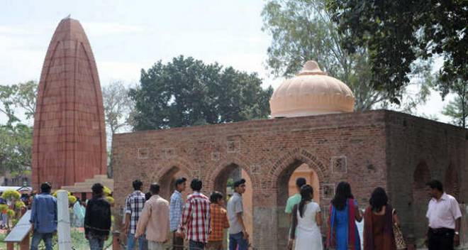 <strong>સ્વતંત્રતા દિવસ પર અમૃતસરમાં ફરવા લાયક સ્થળો</strong><br>હકીકતમાં અમૃતસર શરૂઆત થી જ ભારતની આઝાદીની લડાઈ સાથે જોડાયેલું રહ્યું છે અને એવા ઘણા સ્થળો છે જ્યાં તમને ખ્યાલ આવશે કે આઝાદી માટે આપણે કેટલો સંઘર્ષ કર્યો છે અને લોકોએ બલિદાન આપ્યા છે. તો જાણો અમૃતસરના પ્રસિદ્ધ સ્થળો (જલિયાંવાલા બાગની તસવીર) (Photo: amritsar.nic.in)