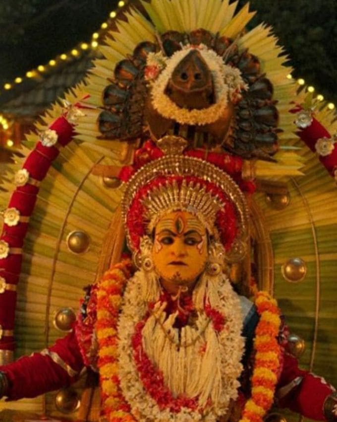 'કંતારા' ગયા વર્ષે બોક્સ ઓફિસ પર ખૂબ જ સફળ રહી હતી, જેમાં ઋષભ ડાયરેક્ટર, લેખક અને અભિનેતાની ભૂમિકા ભજવતો હતો. આ ફિલ્મમાં પ્રભાવશાળી કલાકારો છે, જેમાં સપ્તમી ગૌડા, કિશોર, અચ્યુથ કુમાર અને પ્રમોદ શેટ્ટીનો સમાવેશ થાય છે. આ ફિલ્મ માત્ર સૌથી મોટી બ્લોકબસ્ટર તરીકે ઉભરી ન હતી પરંતુ વિવેચકો અને પ્રેક્ષકો બંને તરફથી પ્રશંસા પણ મેળવી હતી. તેણે ઘણા રેકોર્ડ બનાવ્યા અને સ્વિટ્ઝર્લેન્ડના જીનીવા ખાતે સંયુક્ત રાષ્ટ્રના કાર્યાલયમાં પ્રદર્શિત થવાનું સન્માન પણ મેળવ્યું હતું.