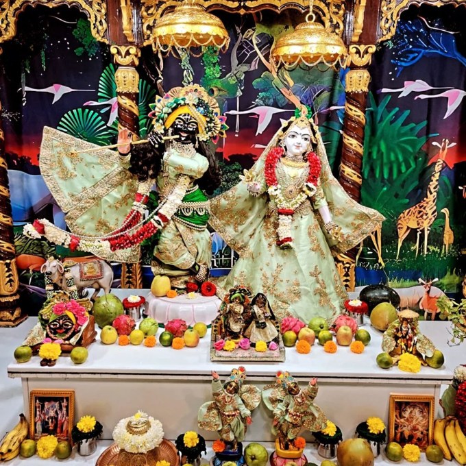 <strong>જન્માષ્ટમી શ્રીકૃષ્ણ મંદિર દર્શન</strong><br>જન્માષ્ટમી પર ભગવાન શ્રીકૃષ્ણનો જન્મોત્સવ દેશભરમાં ધામધૂમપૂર્વક ઉજવાય છે. પુરાણો અનુસાર શ્રાવણ સુદ આઠમની રાત્રે 12 વાગે મથુરાની જેલમાં ભગવાન શ્રીકૃષ્ણનો જન્મ થયો હતો. જન્માષ્ટમી પર શ્રીકૃષ્ણ મંદિરોમાં ભક્તોની ભીડ લાગે છે. મથુરા વૃંદાવન અને ગુજરાત સહિત દેશભરમાં ભગવાન શ્રીકૃષ્ણના ઘણા પ્રખ્યાત મંદિરો છે. સામાન્ય રીતે ભગવાન શ્રીકૃષ્ણ મંદિરમાં હાથમાં વાંસળી સાથે કે શ્યામવર્ણ ચતુર્ભુજ મૂર્તિ કે લડ્ડુ ગોપાલના દર્શન થાય છે. જો કે ભારતમાં એક ખાસ મંદિર છે જ્યાં મસ્તકની પૂજા છે અને તેમને કળયુગના શ્યામ કહેવાય છે. ચાલો જાણીયે આ શ્યામ મંદિરનો ઇતિહાસ કહાણી અને મહાતમ્ય (Photo: Social Media)