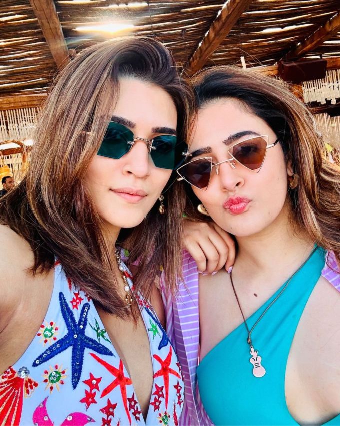 બોલિવૂડ અભિનેત્રી <a href="https://gujarati.indianexpress.com/about/kriti-sanon/" data-type="URL" data-id="https://gujarati.indianexpress.com/about/kriti-sanon/">કૃતિ સેનન</a> (Kriti Sanon) ને તાજેતરમાં તેરી બાતોં મેં ઐસા ઉલ્ઝા જિયા અને ક્રૂ જેવી હિટ ફિલ્મોથી દર્શકોને મંત્રમુગ્ધ કર્યા છે. એકટ્રેસ તાજેતરમાં તેના રૂમર્ડ બોયફ્રેન્ડ કબીર બહિયા અને બહેન નુપુર સેનન સાથે ગ્રીસમાં વેકેશન એન્જોય કરતી જોવા મળી હતી. તેણે તેના વેકેશનની તસવીરો પણ સોશિયલ મીડિયા પર પોસ્ટ કરી છે. અભિનેત્રીએ તેનો જન્મદિવસ વિદેશમાં ગ્રીસમાં ઉજવ્યો અને હવે તે ભારત પરત ફરી છે.