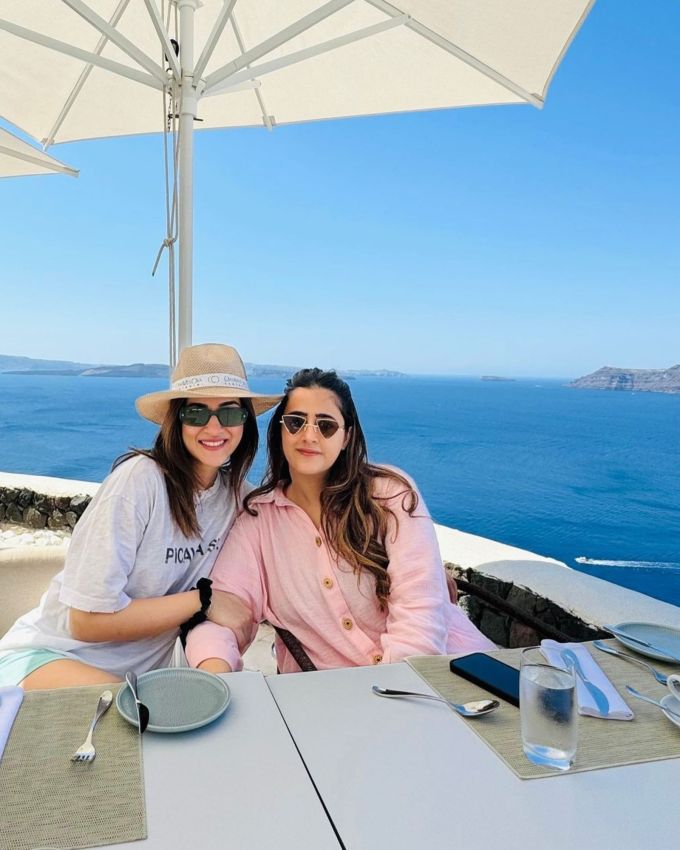 આ ઉપરાંત ફ્રેન્ડશીપ ડેના અવસર પર કૃતિ સેનને તેની બહેન નુપુર સેનન સાથે તેની ગ્રીસ ટ્રીપની તસવીર શેર કરી હતી. બંને અદભૂત લગતા હતા.એકસાથે મુસાફરી કરવાથી માંડીને નદીના કિનારે પોઝ સુધી બન્ને બહેનો સિસ્ટર ગોલને ઉજાગર કરે છે.