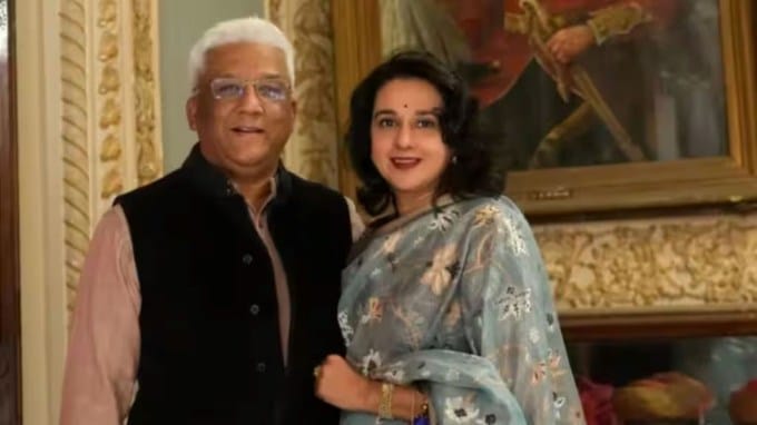 લક્ષ્મી વિલાસ પેલેસમાં હાલમાં કોણ રહે છે? - વડોદરાના રાજવી પરિવારના સમરજિત સિંહ ગાયકવાડ, તેમની પત્ની રાધિકારાજે ગાયકવાડ અને તેમની બે પુત્રીઓ હજુ પણ આ મહેલમાં રહે છે.