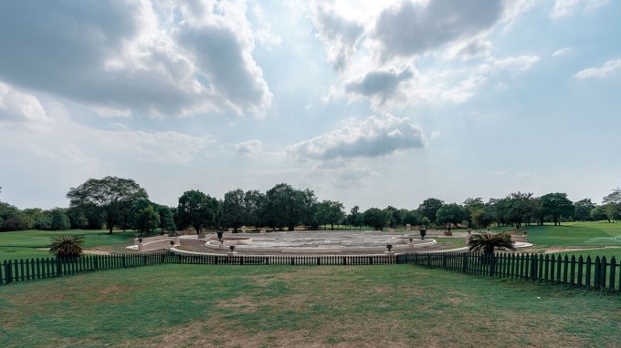 આ મહેલમાં બે ખૂબ જ મોટા આંગણા છે જે વૃક્ષો, છોડ અને ફુવારાઓ સાથે ઠંડકનું વાતાવરણ પ્રદાન કરે છે. ભવ્ય અને વૈભવી આંતરિક, મોંઘા માર્બલ, પથ્થર અને ભવ્ય કલાકૃતિઓથી આ મહેલ અત્યંત સુંદર લાગે છે. (ફોટો - ગુજરાત ટુરિઝમ)