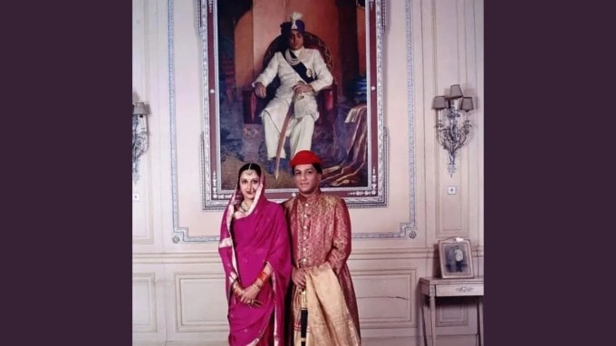 લક્ષ્મી વિલાસ પેલેસ ઈતિહાસ - મહારાજા સયાજીરાવ ગાયવાડ ત્રીજાને મોટા ઘરની જરૂરિયાત અનુભવાઈ અને તેમણે જરૂરી સુવિધાઓ વિશે તે સમયના જાણીતા આર્કિટેક્ટ મેજર ચાર્લ્સ માન્ટનો સંપર્ક કર્યો. જો કે, જ્યારે મહેલ બાંધવામાં આવી રહ્યો હતો ત્યારે માન્ટનું અવસાન થયું અને આર્કિટેક્ટ રોબર્ટ ફેલોઝ ચિસોલ્મ દ્વારા અધૂરું કામ પૂર્ણ થયું. આ મહેલનું નિર્માણ મહારાજા સયાજીરાવ ગાયકવાડે 1880માં કરાવ્યું હતું. આ ઈમારતમાં ઈન્ડો-સારાસેનિક રિવાઈવલ માસ્ટરપીસ એક સમયે વિશ્વની સૌથી મોટી ખાનગી મિલકત હતી. લક્ષ્મી વિલાસ પેલેસ, બહુ રંગીન આરસપહાણ, ભવ્ય કલાકૃતિઓ અને ફુવારાઓ સાથે, બકિંગહામ પેલેસ કરતા ચાર ગણું કદ ધરાવે છે.