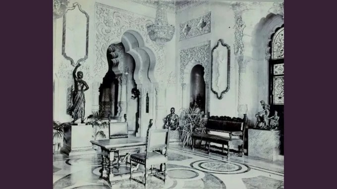 લક્ષ્મી વિલાસ પેલેસ જોવા માટે કેટલો ખર્ચ થાય - લક્ષ્મી વિલાસ પેલેસ પ્રવાસ : આ મહેલમાં યુરોપિયન ઘરની ઝલક જોવા મળે છે. સૌથી મહત્વની વાત એ છે કે આ મહેલ સામાન્ય લોકો માટે પણ ખુલ્લો છે. હા, તમે 150 રૂપિયાની ટિકિટ ખરીદીને લક્ષ્મી વિલાસ પેલેસની મુલાકાત લઈ શકો છો, જ્યારે મ્યુઝિયમની ટિકિટની કિંમત 60 રૂપિયા છે.