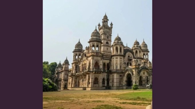 લક્ષ્મી વિલાસ પેલેસ પ્રવાસ કેવી રીતે જવાય? - લક્ષ્મી વિલાસ પેલેસ ગુજરાતના વડોદરા શહેરમાં આવેલો છે, વડોદરા એરપોર્ટ, રેલવે સ્ટેશન અને નેશનલ રોડ સાથે જોડાયેલું શહેર છે. એરપોર્ટથી લક્ષ્મી વિલાસ પેલેસનું અંતર 7 કિલોમીટર છે. એરપોર્ટ પરથી કેબ લઈને તમે સરળતાથી એરપોર્ટ પર પહોંચી શકો છો. તો લક્ષ્મી વિલાસ પેલેસ વડોદરા રેલવે સ્ટેશનથી માત્ર 4 કિલોમીટર દૂર છે.